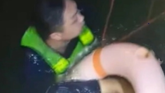 奋力一跃暖人心！江门一男子失足坠入湖泊 民警跳入水中救援 | 暖心画
