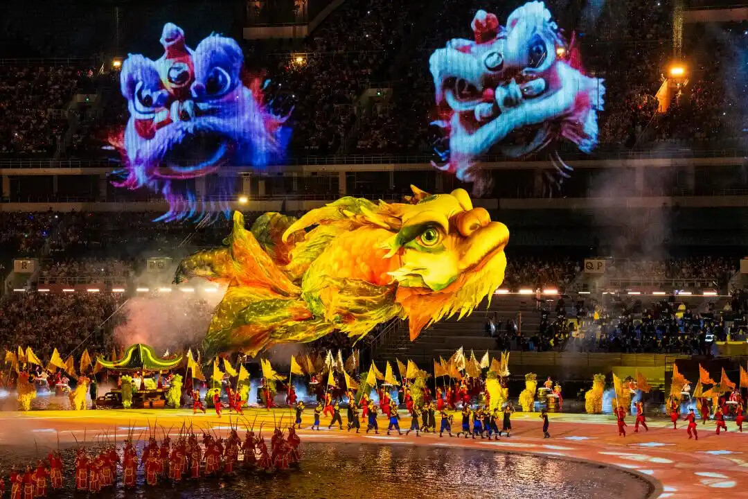 11月9日，在第十五届全国运动会开幕式上，巨型鳌鱼“游入”体育场上空。