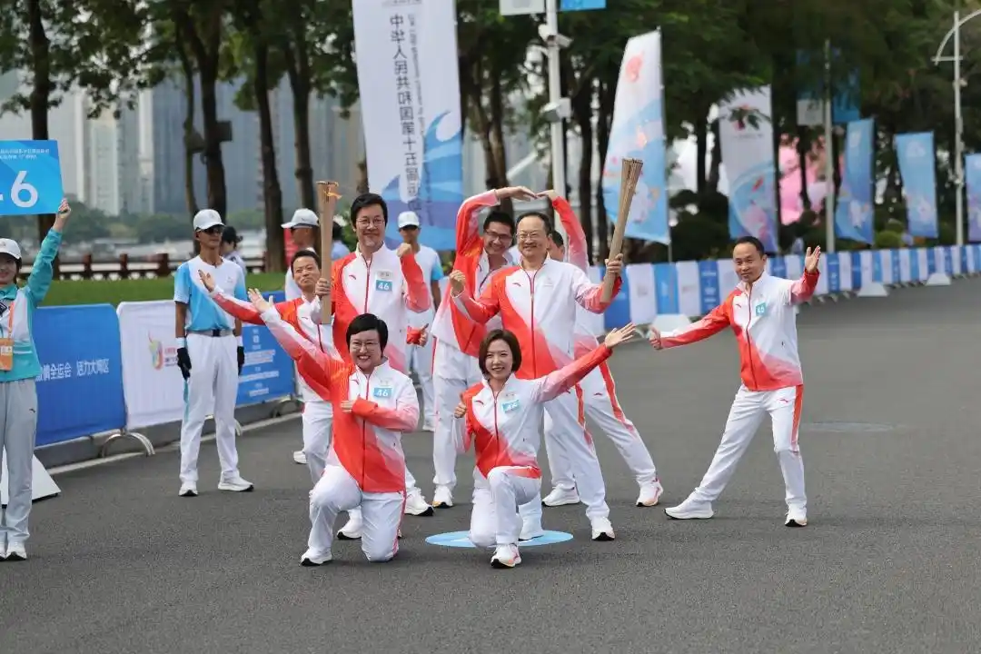 十五运会火炬传递广州站“城市合伙人”方阵主火炬手曹雪在火炬传递中。（文、图/广州日报新花城记者：栾晓森、陈忧子）