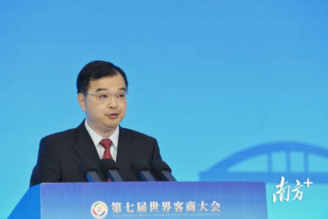 广东省工商联副主席,梅州市工商联(总商会)主席(会长),广东嘉元科技股份有限公司董事长廖平元发言。 广东省工商联副主席,梅州市工商联(总商会)主席(会长),广东嘉元科技股份有限公司董事长廖平元发言。