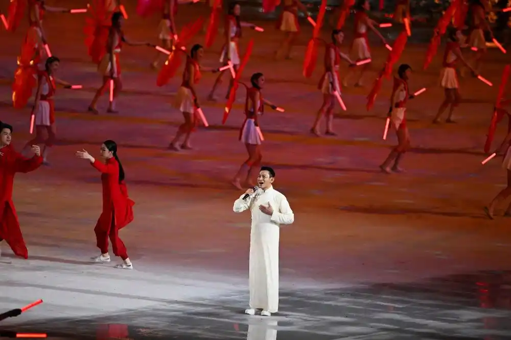 11月9日，刘德华在开幕式现场演唱。新华社发