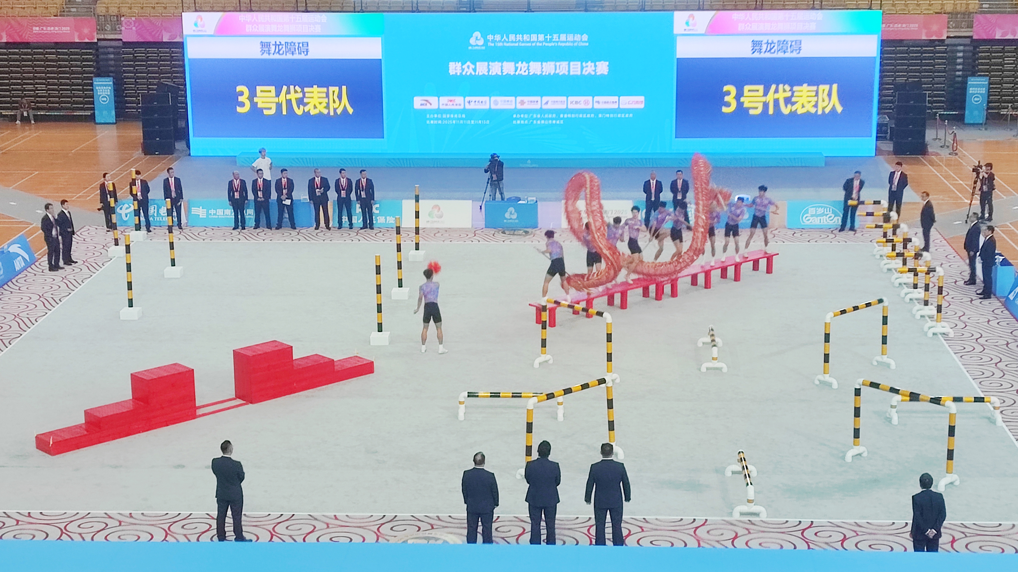 舞龙障碍赛比赛。/禅城融媒记者贺勇摄