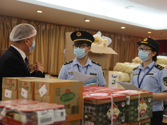 监管人员前往酒店,对食材接收、加工制作、食品留样等环节开展监督检查。