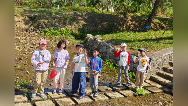 第一批放秋假的深圳娃归来！有学生当反向导游带姥姥游山东