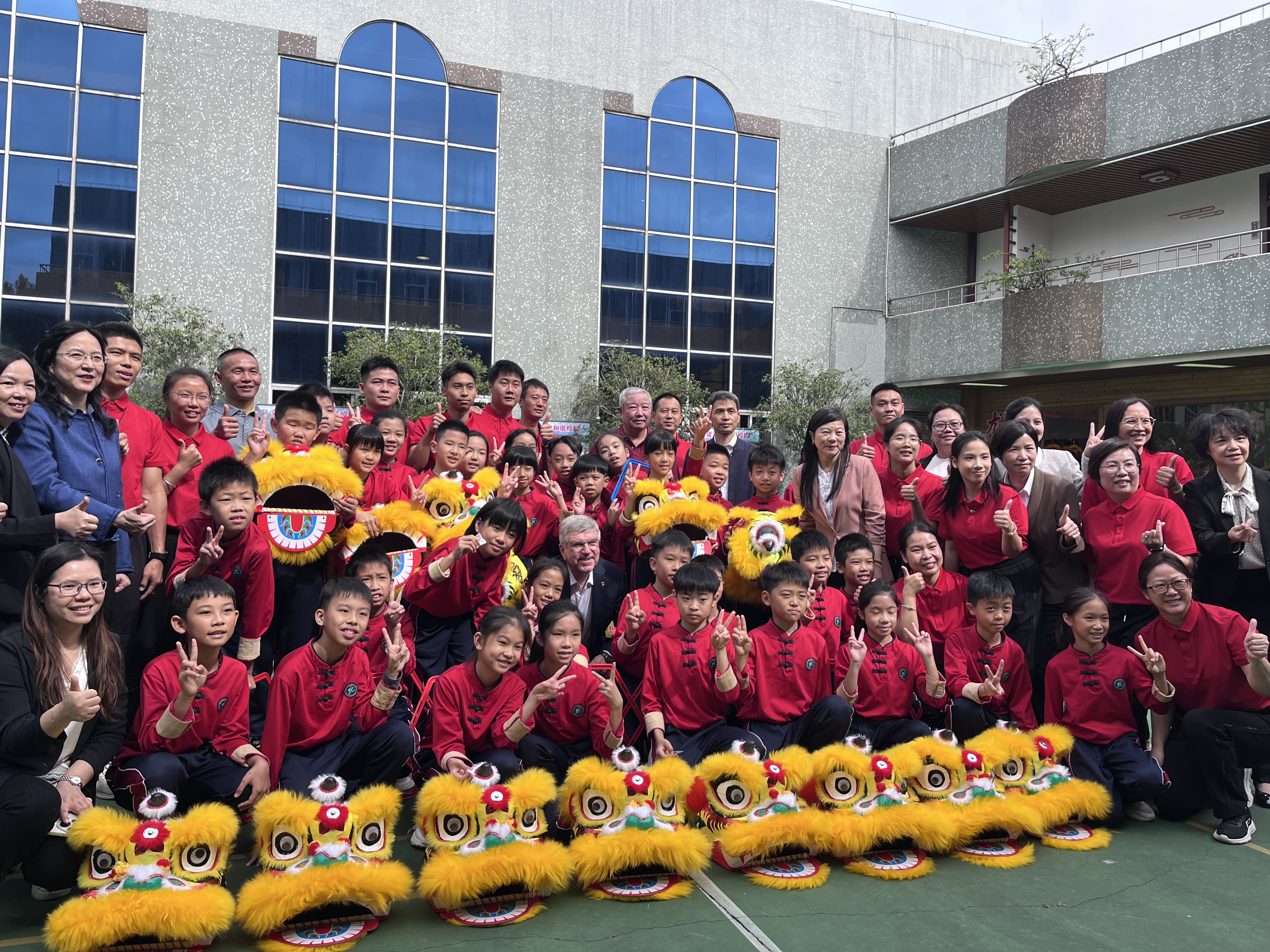 国际奥委会终身名誉主席巴赫与张槎中心小学师生合影留念。