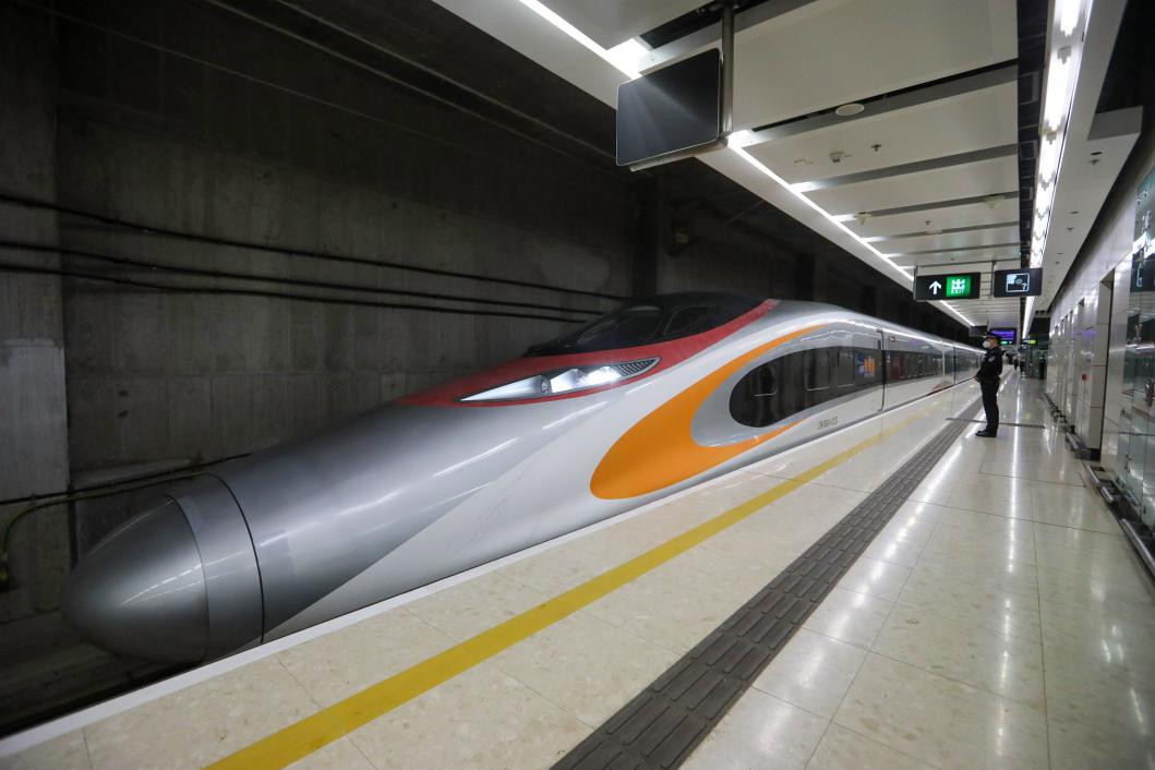 2023年1月15日，广深港高铁西九龙站口岸正式恢复通关。图为广深港高铁内地入境列车缓缓开出香港西九龙站。