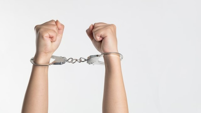 制售冒牌雅诗兰黛等化妆品获益超6000万元，多人获刑