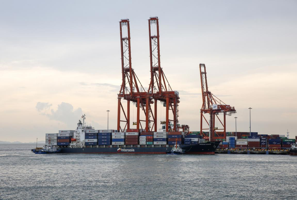2019年后，“大湾区组合港”项目陆续启动。图为深圳蛇口港货轮正在卸载集装箱。