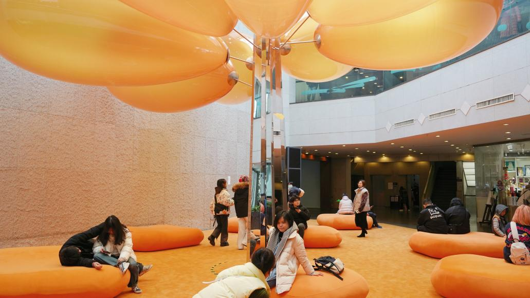 广州设计三年展2024现场，观众与展览作品交互。