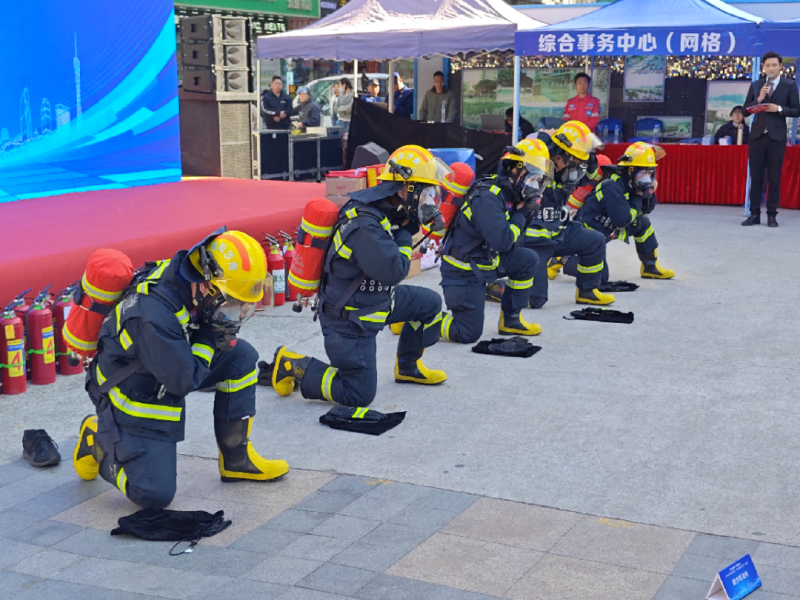 原地快速着装战斗服演示。