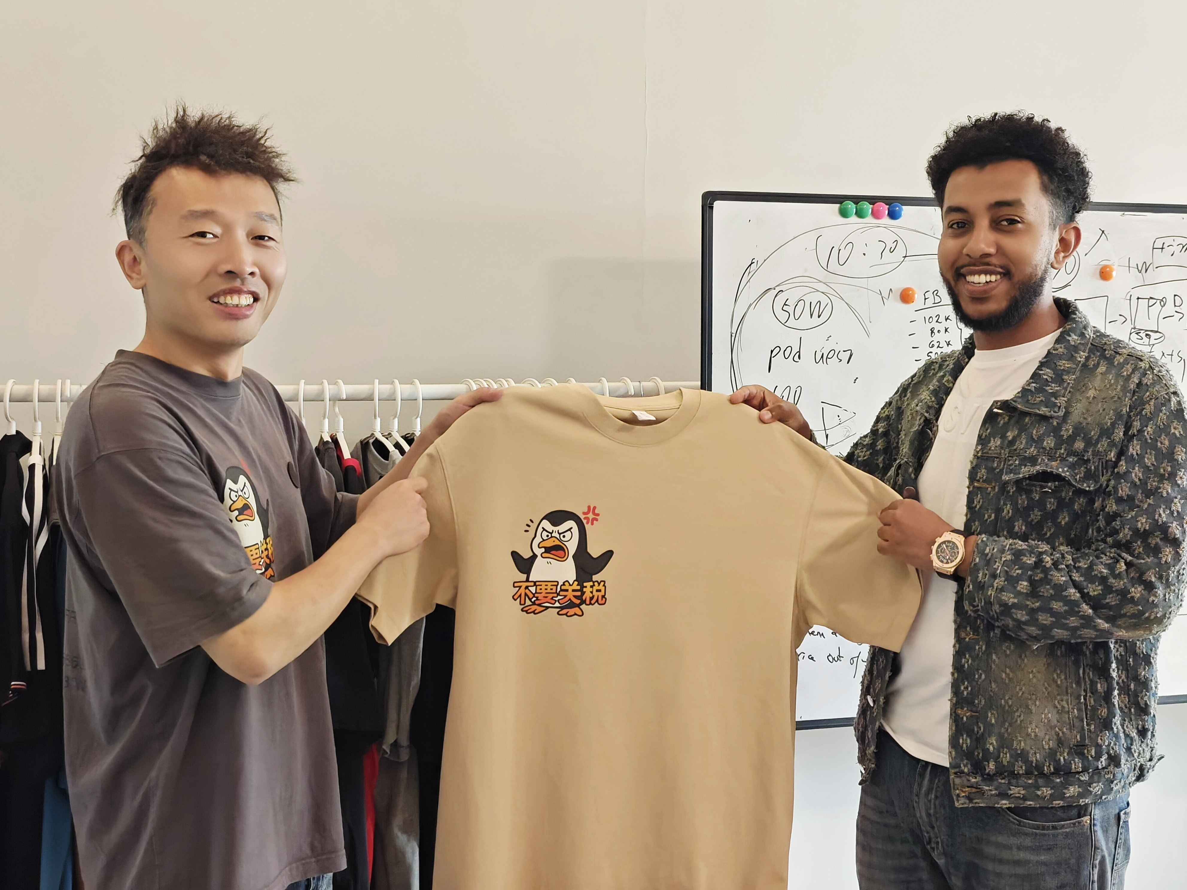应对关税大棒，张海涵和他的埃塞俄比亚合伙人，正在考虑通过万里汇的“中非直通车”，把广东造T恤卖去非洲市场