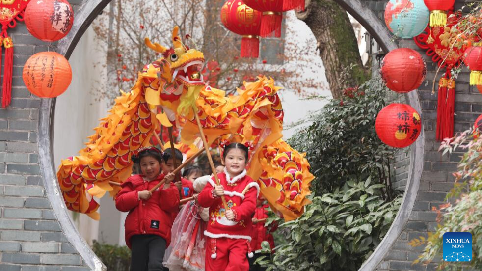 People across China enjoy traditional customs before Spring Festival