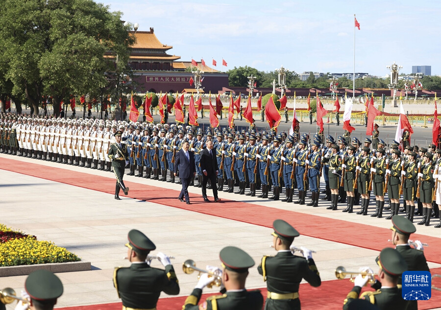 6月24日下午，国家主席习近平在北京人民大会堂同来华进行国事访问的波兰总统杜达举行会谈。这是会谈前，习近平在人民大会堂东门外广场为杜达举行欢迎仪式。新华社记者 刘卫兵 摄