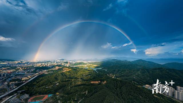 8月21日，雨后的中山东区上空迎来双彩虹美景。梁嘉俊 摄 