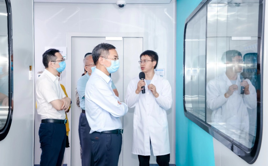 嘉宾参观完美生命健康科技研究院。 嘉宾参观完美生命健康科技研究院。