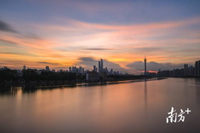 8月19日早晨，日出前，广州朝霞绚丽多彩。阿基 摄  