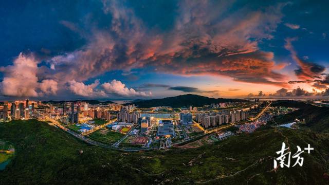8月21日，珠海横琴上空出现绚丽火烧云美景。瑞 摄 