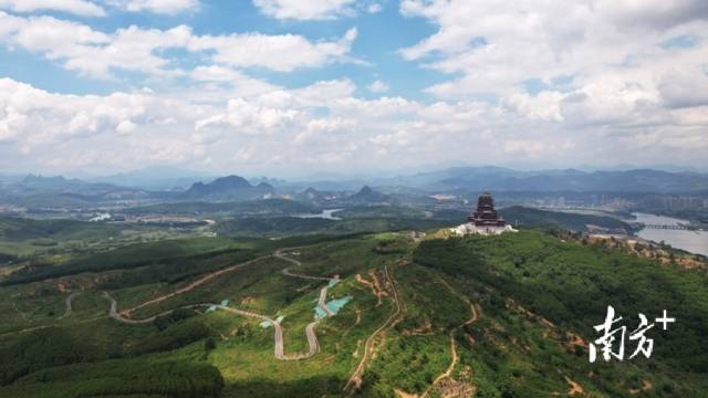 8月17日，夏日蓝天白云下，韶关市回龙山绿荫掩映，张九龄纪念馆清晰可见。微游寰宇 摄 