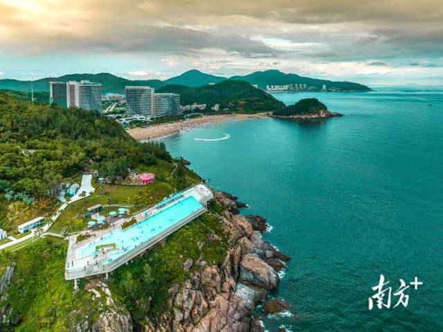 8月17日傍晚，雨过天晴，阳江海陵岛青山碧水，悬崖泳池吸引众多市民前来玩水消暑。刘正亮 摄