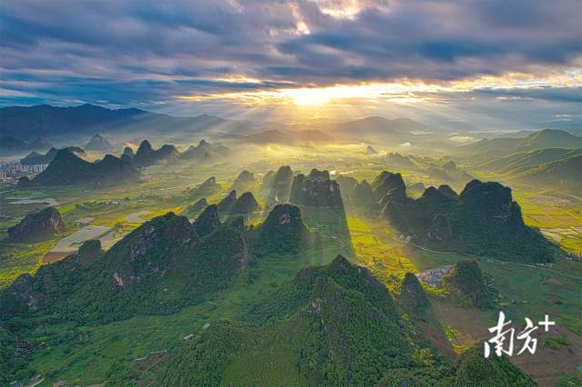 8月20日清晨，清远市英德九龙镇，峰林日出，风景如画。徐慧敏 摄  南方+ 张冠军 拍摄