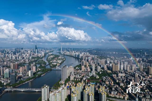 8月21日下午，暴雨过后，广州上空出现彩虹，在蓝天白云的映衬下格外迷人。华Dee 摄  