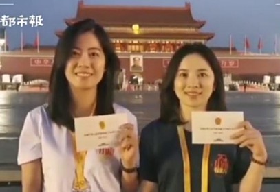 凌晨三点半，我们骑自行车去看阅兵