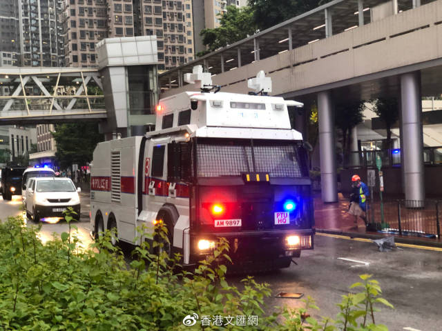 游行后又“搞事”！香港示威者设多个路障，警方首次出动水炮车