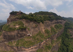 壮丽70年| 韶关赤壁丹崖上用“绳命”守护自然遗产的环卫工
