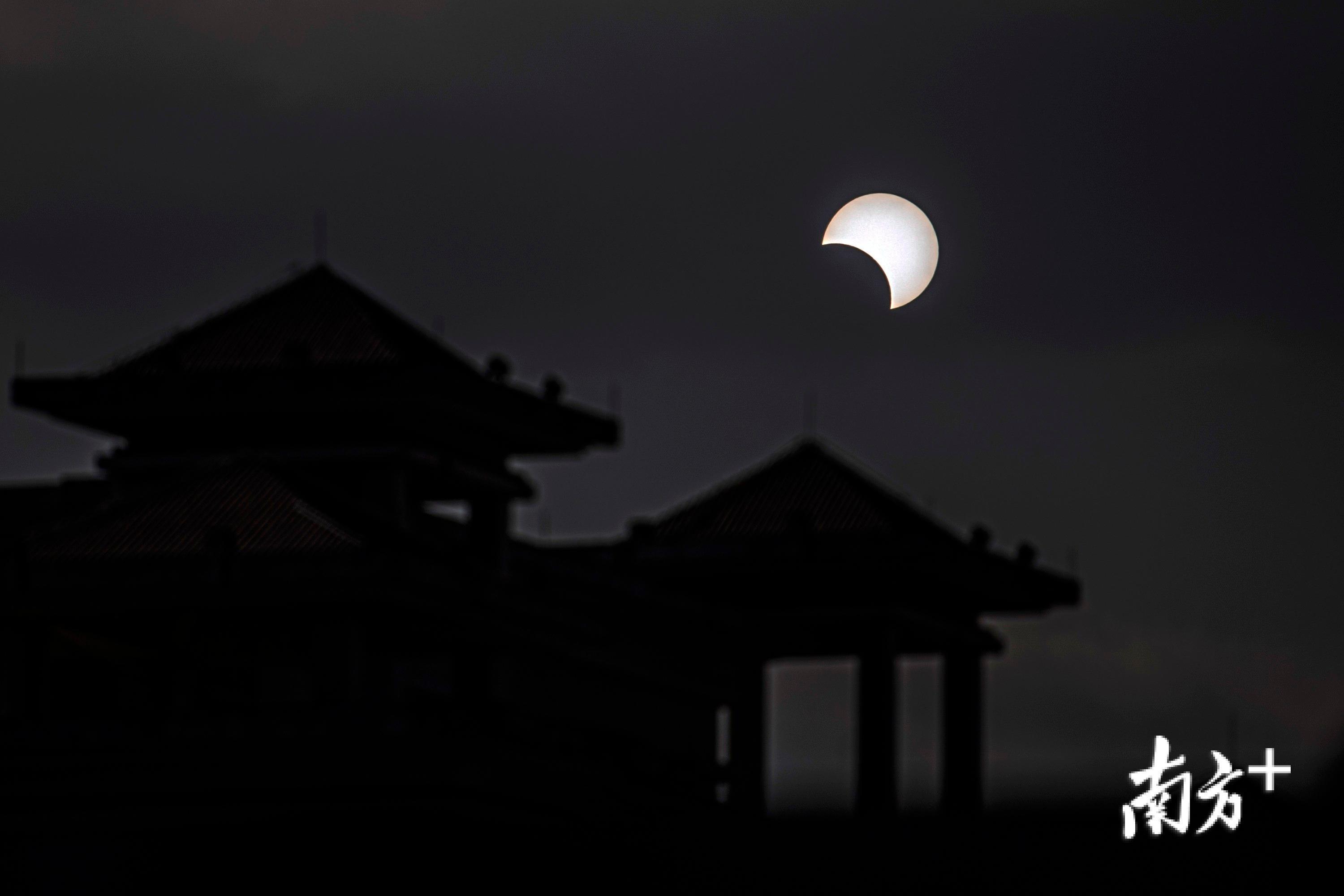12月26日，梅州城区上空的“日偏食”。何方 摄