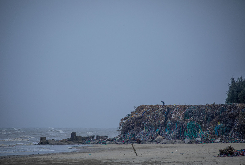 吴川海岸藏近一公里“垃圾带”，相关部门承诺5天内清理完毕