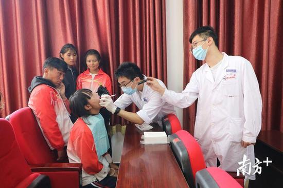 中山大学口腔健康西部行服务队在西藏林芝为群众进行口腔检查。