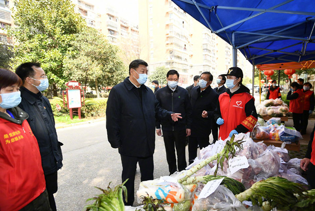 习近平深入武汉社区 看望居民群众和防控一线工作人员