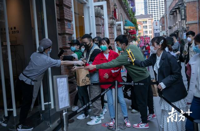 4月13日下午，楚河汉街，市民在一家饮品店前排队取餐。