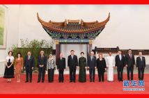习近平和彭丽媛欢迎出席亚洲文明对话大会的外方领导人夫妇及嘉宾