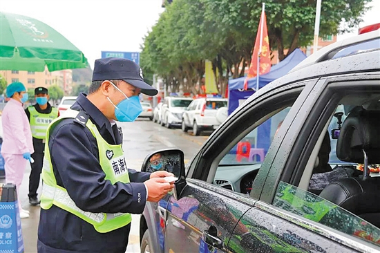 制服不同使命相同 佛山黄岐一家三口逆行战疫