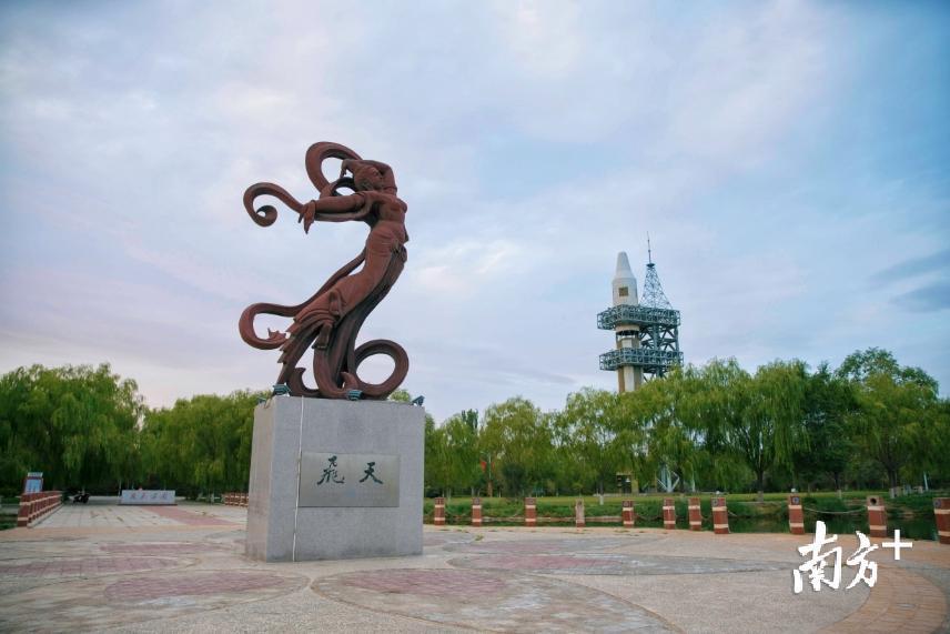 酒泉卫星发射中心的东风公园里，一尊“飞天”雕塑寓意这里是中华儿女飞天梦圆的圣地。