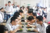 饭点到了！走进中山市华侨中学饭堂，和学生们共进“阳光”午餐