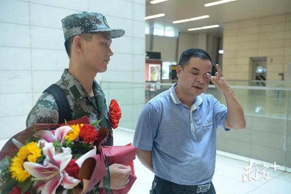 杨建望父亲不舍儿子，湿了眼眶。