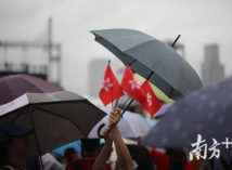 反暴力 救香港!香港市民冒雨参加集会,高唱国歌 反暴力 救香港!香港市民冒雨参加集会,高唱国歌