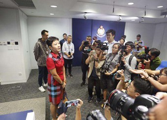 广东女记者遭港媒围堵 凌晨发文直指苹果日报