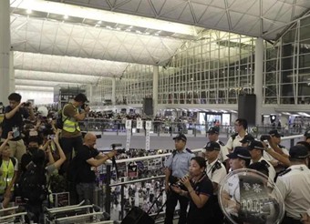 涉嫌在香港机场袭击内地记者 一女子被指控并不获保释