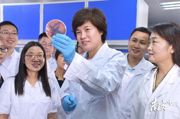 华南农业大学两个科研团队在国家科学技术奖励大会现场 郑雪宜 摄