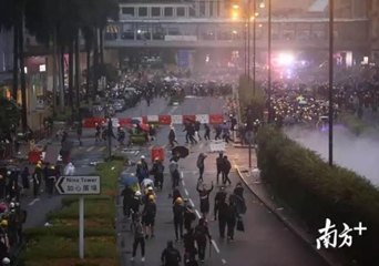 港警鸣枪示警！出动水炮车！直击香港荃湾暴乱