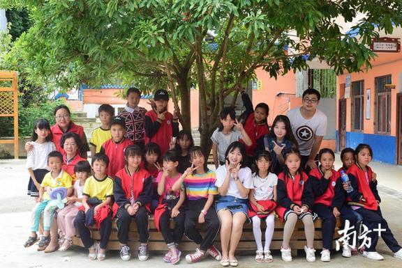 广东轻工职业技术学院的学生在贵州省贵定县石板小学支教。
