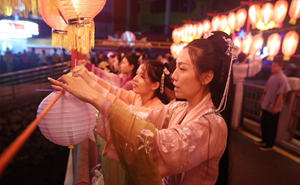 “穿越”了！50位豆蔻少女正挽发髻，广州塔下过起传统七夕