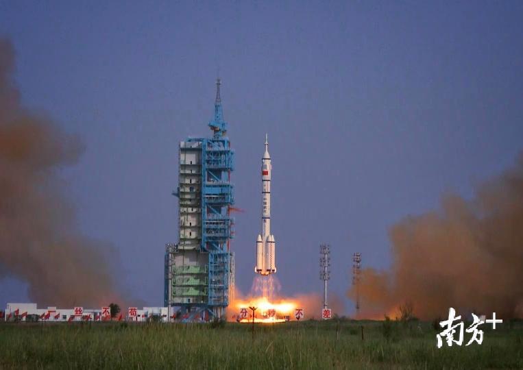 2012年6月16日18时37分，神舟九号飞船在酒泉卫星发射中心点火发射升空。