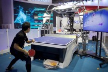 探秘进博会装备展：跟机器人教练学乒乓