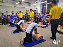 救命需一技在身，深圳中学800多名新生入学必修急救课程