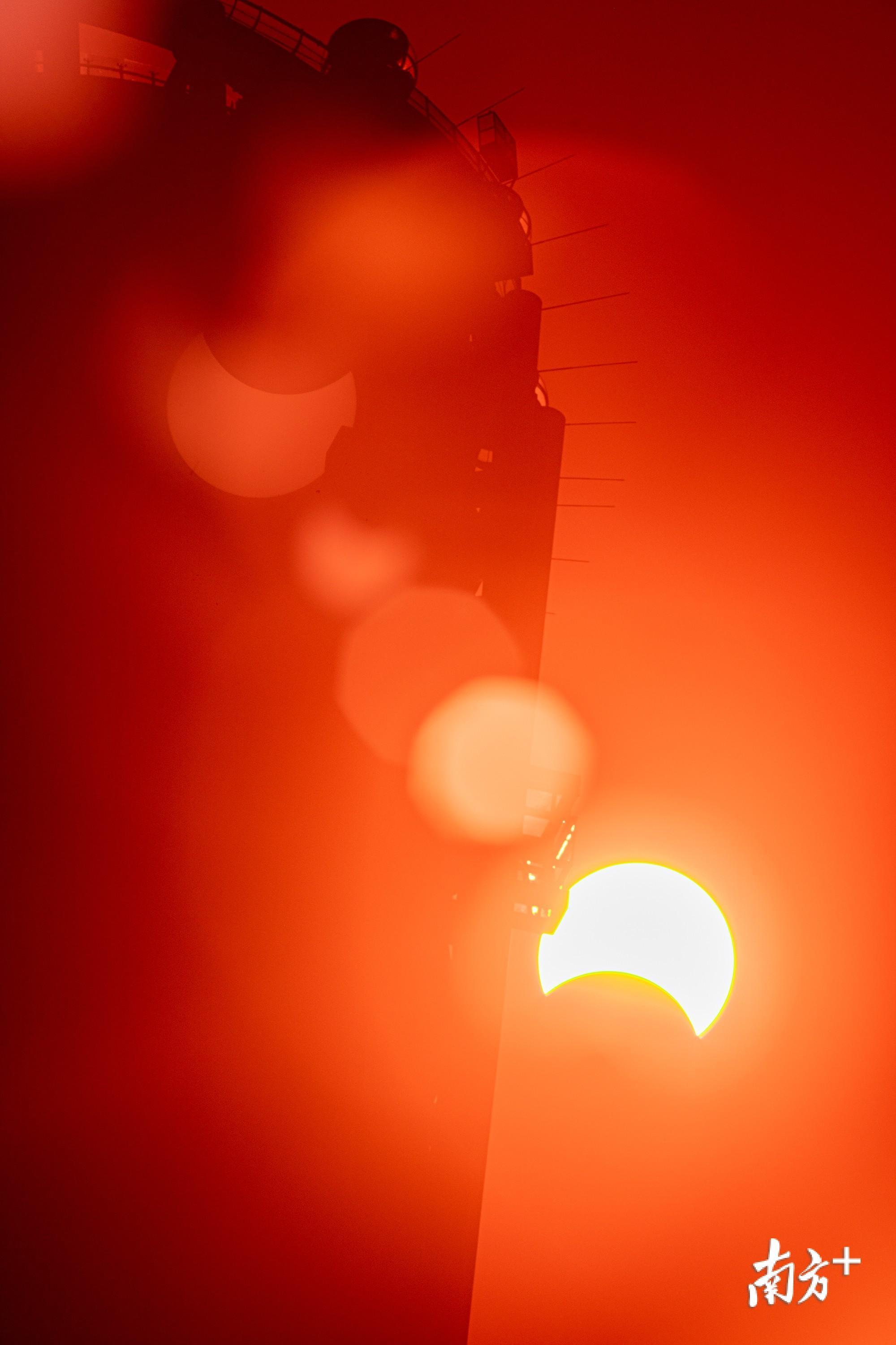 12月26日中午，广州塔摩天轮与日偏食。梁文生 摄
