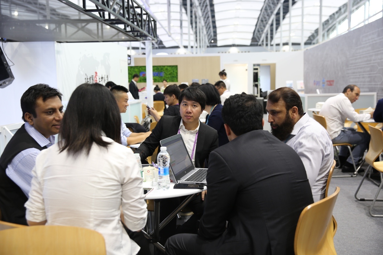 (图为格力展位二楼洽谈区) (图为格力展位二楼洽谈区)